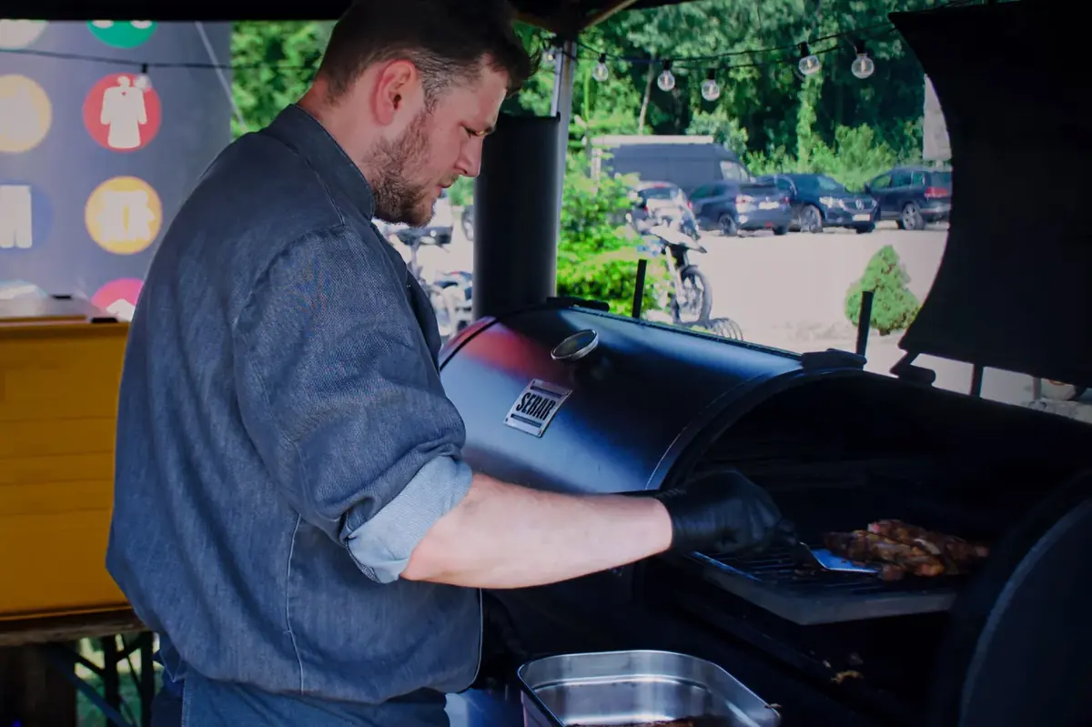 Gert aan de smoker bij de foodtruck, te huur via Feestkarhuren.nl