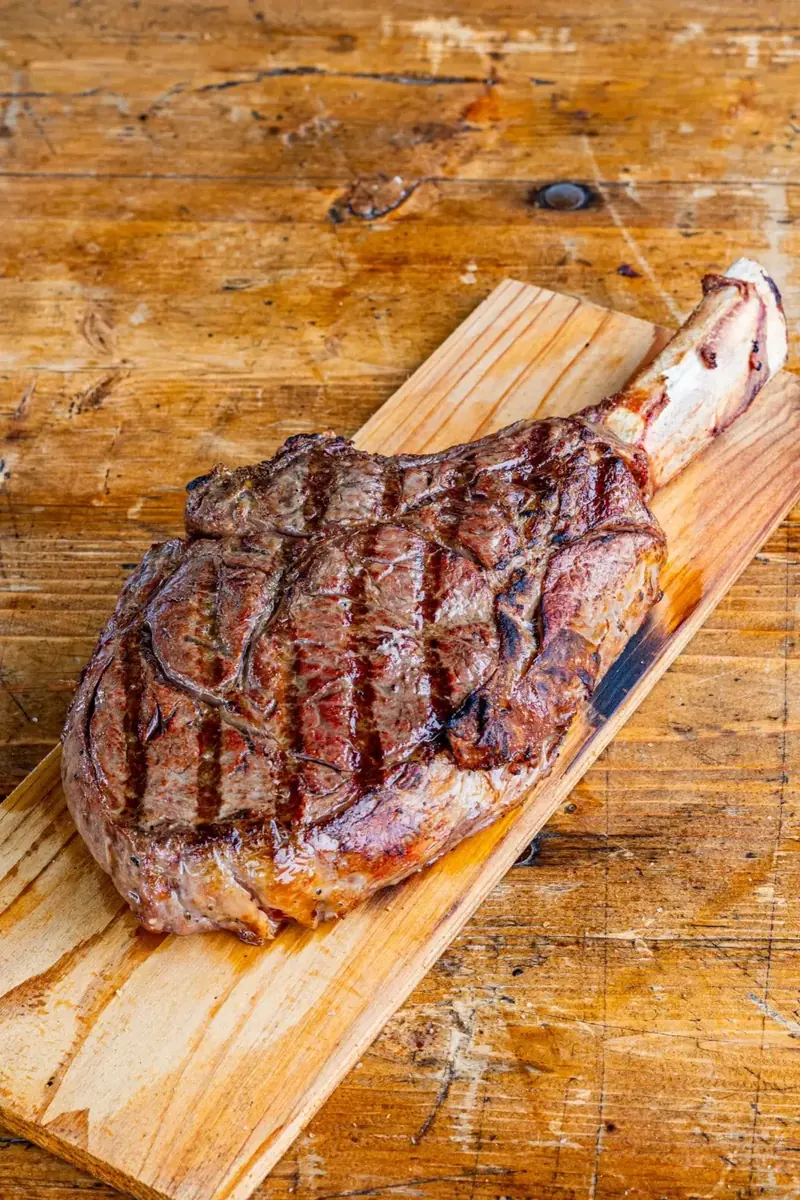 Een tomahawk op een plank