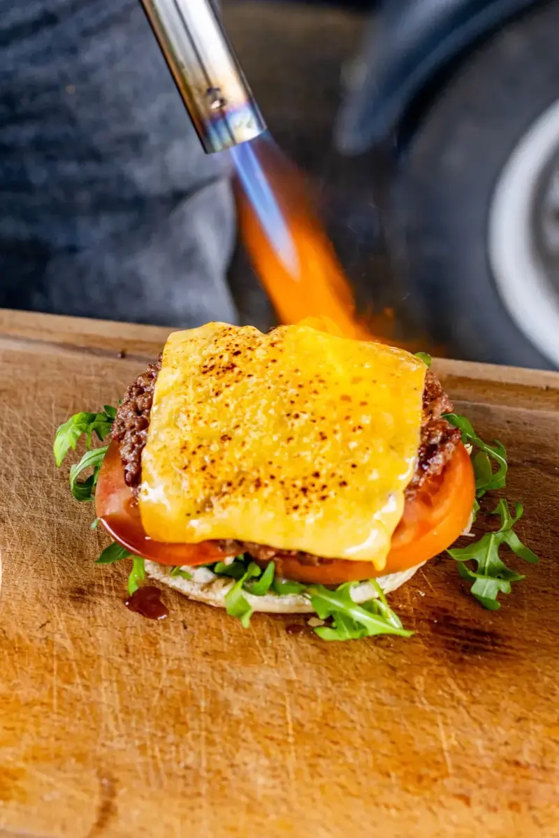 Een burger met gesmolten kaas