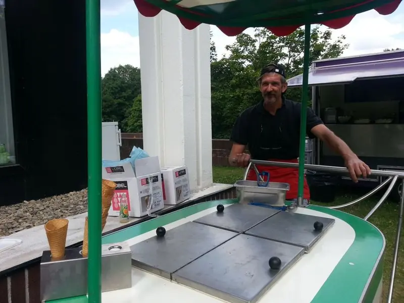 Ambachtelijk Gemaakt Ijs, ijsfoodtruck uit Antwerpen, te huur via Feestkarhuren.nl