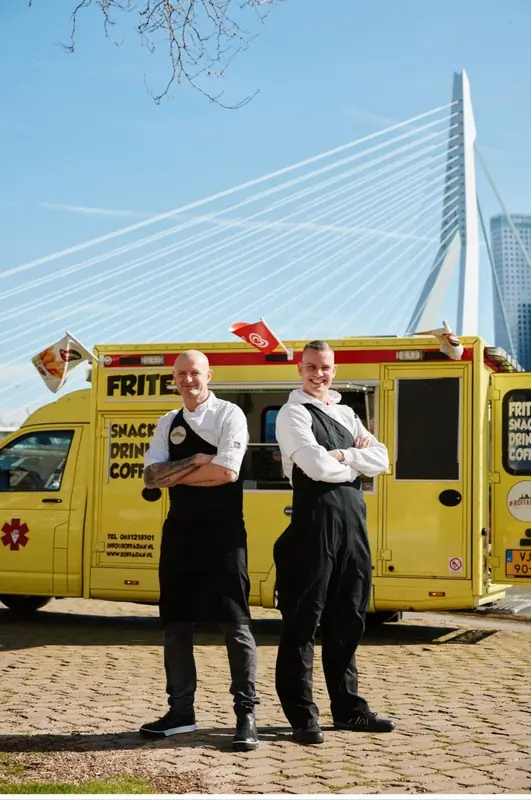 Ambulance Foodtruck, frietfoodtruck uit Zuid-Holland, te huur via Feestkarhuren.nl