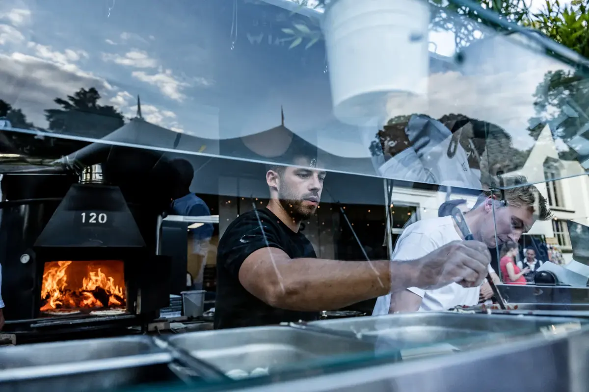 De pizzatruck van Amici Del Forno met houtoven, te huur via Feestkarhuren.nl