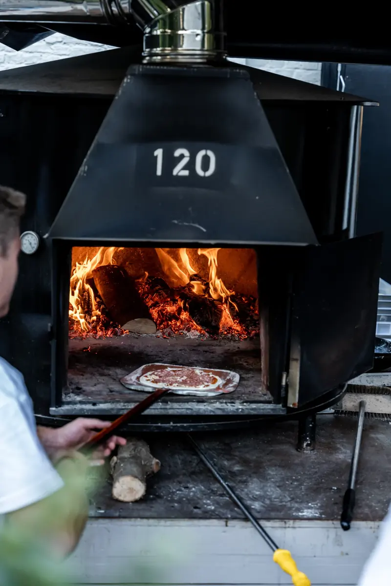 Pizza gaat de houtoven in