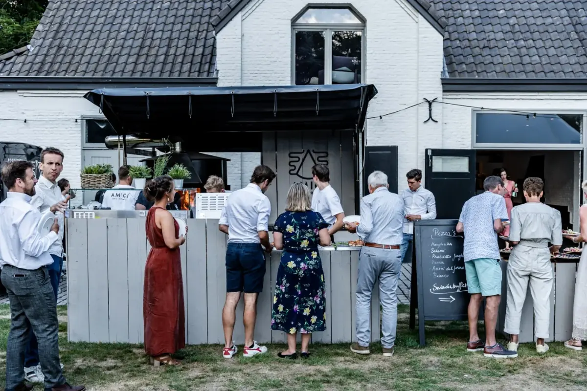 Gasten bij de truck van Amici Del Forno