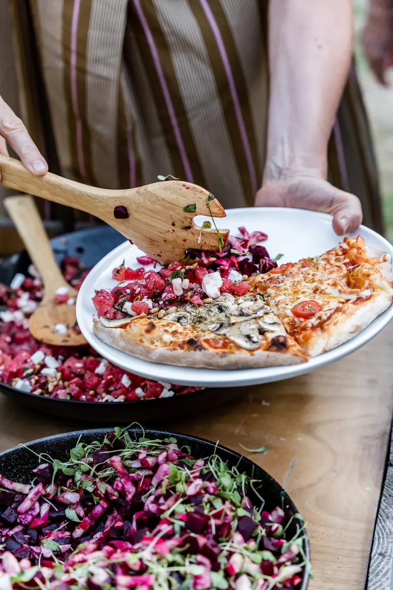 Versneden houtovenpizza