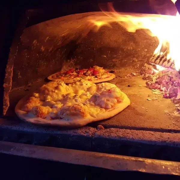 Pizza in de houtoven