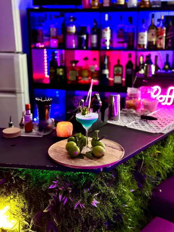 Around The Block Foodtruck Antwerpen, mobiele cocktailbar uit Antwerpen, te huur via Feestkarhuren.nl