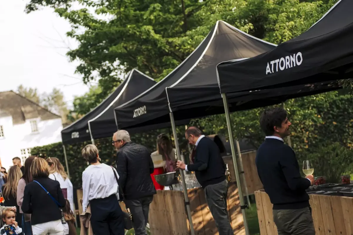 De tenten van Attorno op een feest, te huur via Feestkarhuren.nl