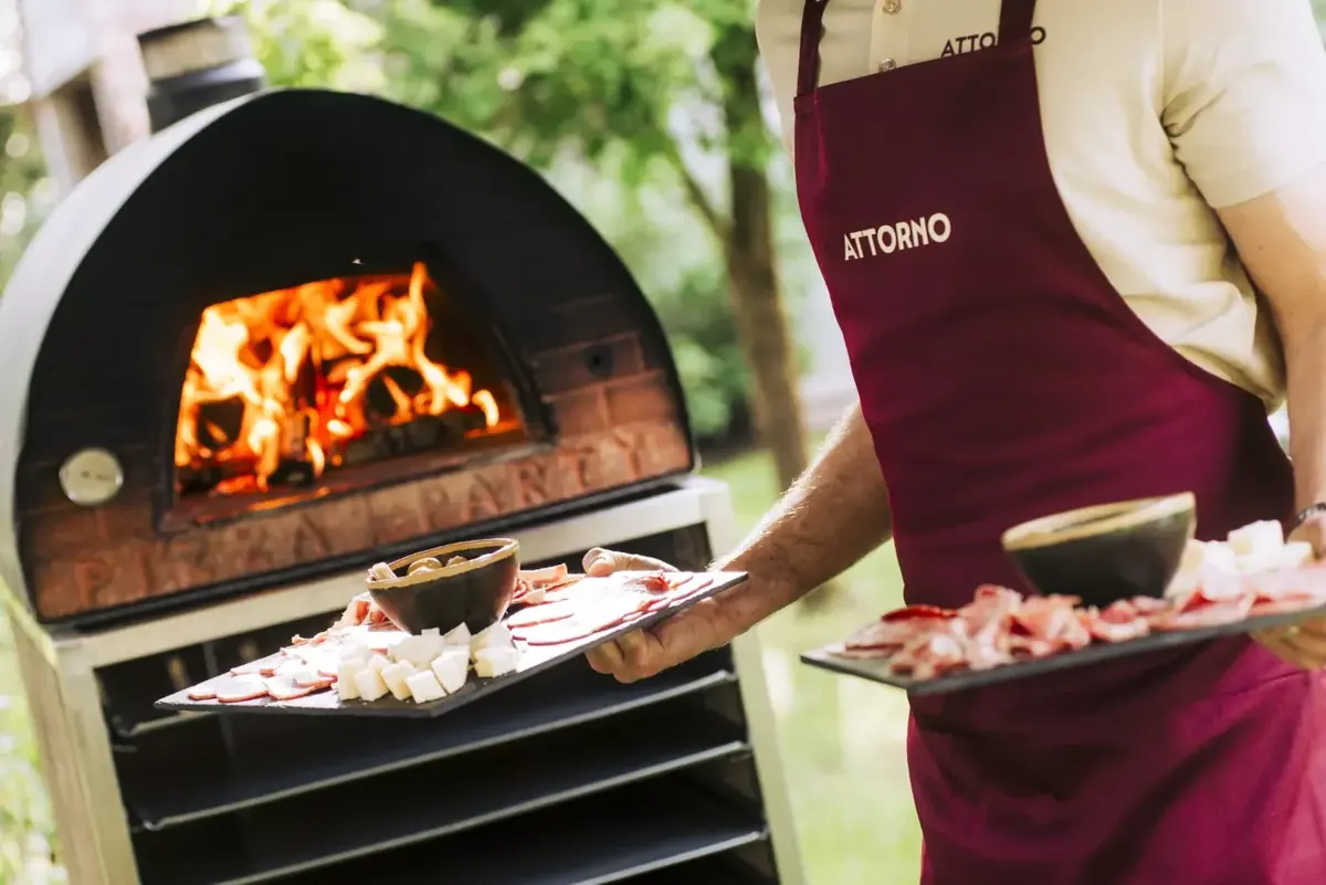 Pizza gaat de houtoven in