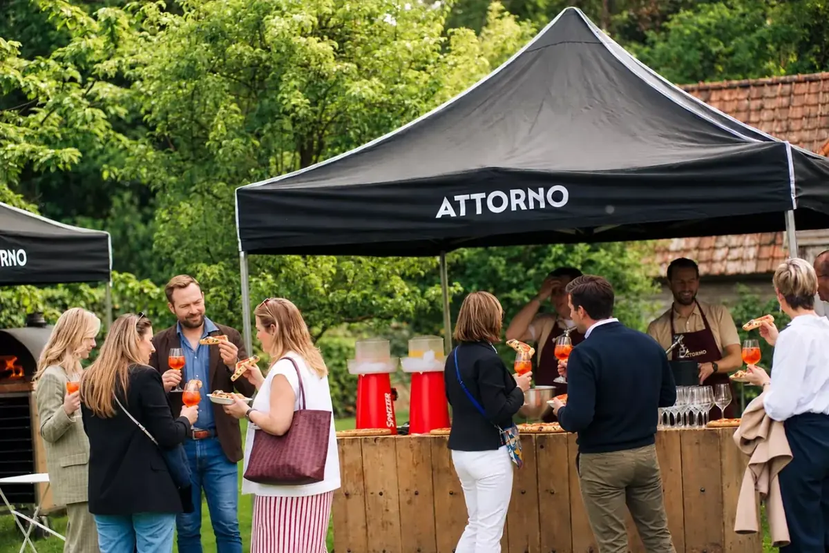 Gasten bij Attorno op een tuinfeest
