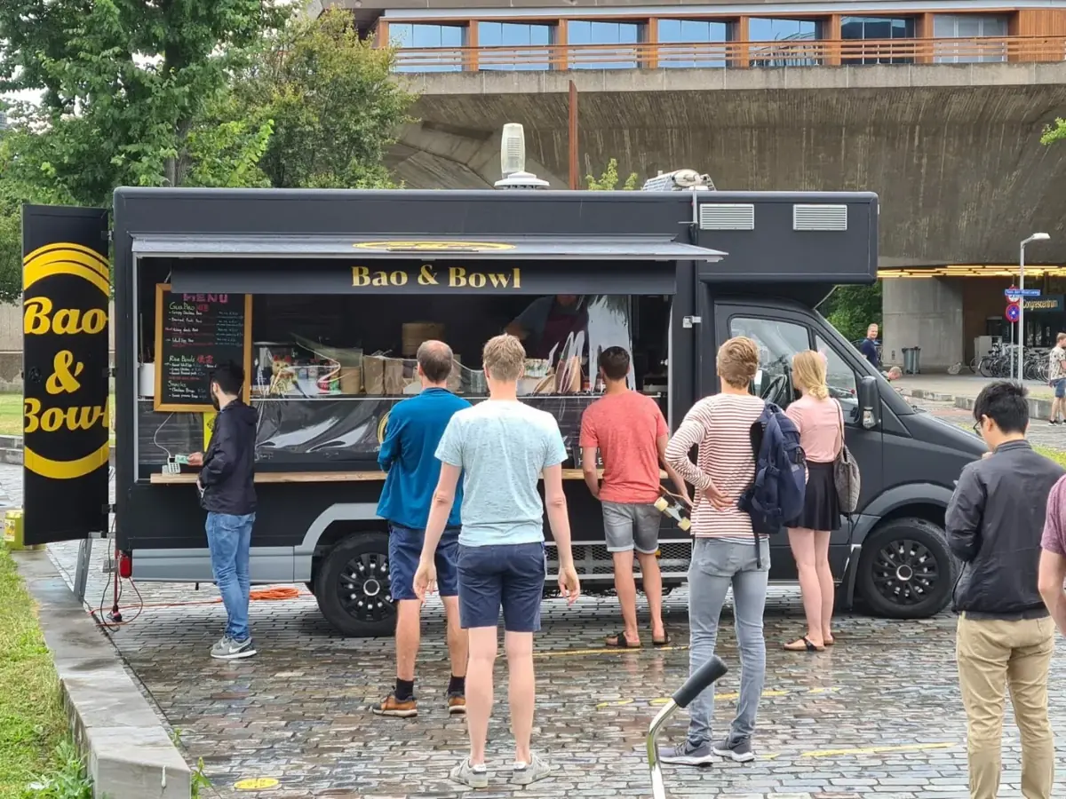 De foodtruck van Bao & Bowl met klanten in de rij, te huur via Feestkarhuren.nl
