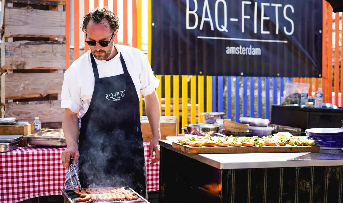 Joeri aan de grill, te huur via Feestkarhuren.nl