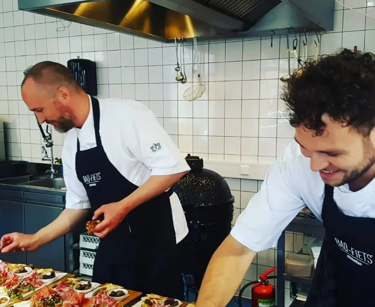 De grillmeesters aan het werk