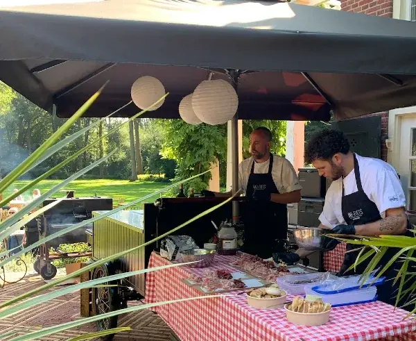 Het team onder de tent op locatie