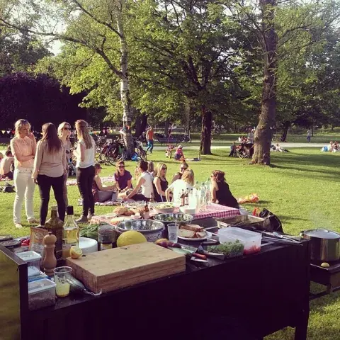 Een BBQ-buffet in het park