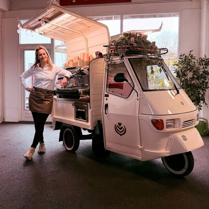 Bar & Blooming Barista, koffiebar op wielen uit Drenthe, te huur via Feestkarhuren.nl