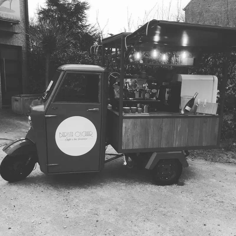 Barista Oscaaar caffè e bar Prosecco, koffiebar op wielen uit Antwerpen, te huur via Feestkarhuren.nl