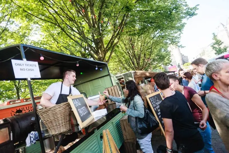 BBQ Bazen, BBQ-foodtruck uit Antwerpen, te huur via Feestkarhuren.nl
