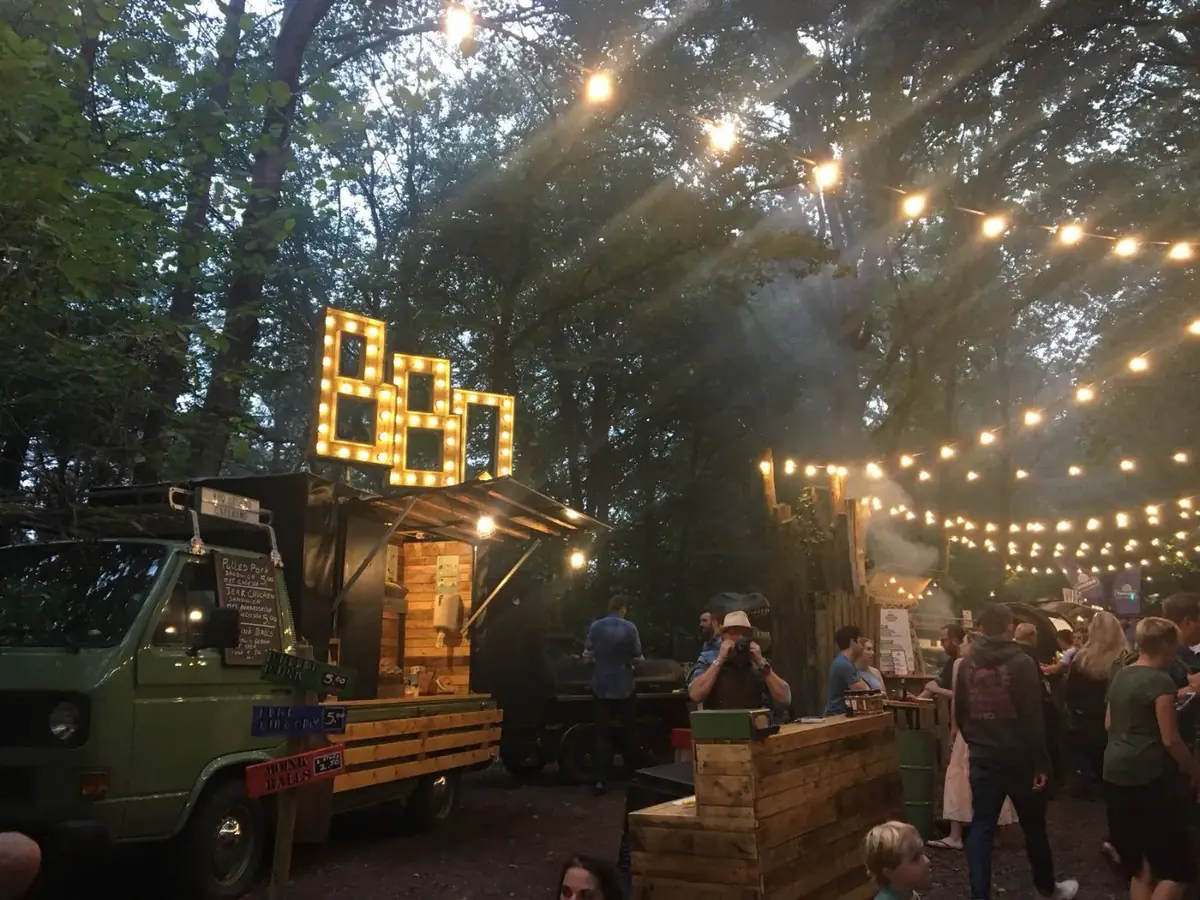 Avondsfeer bij de truck met lichtjes