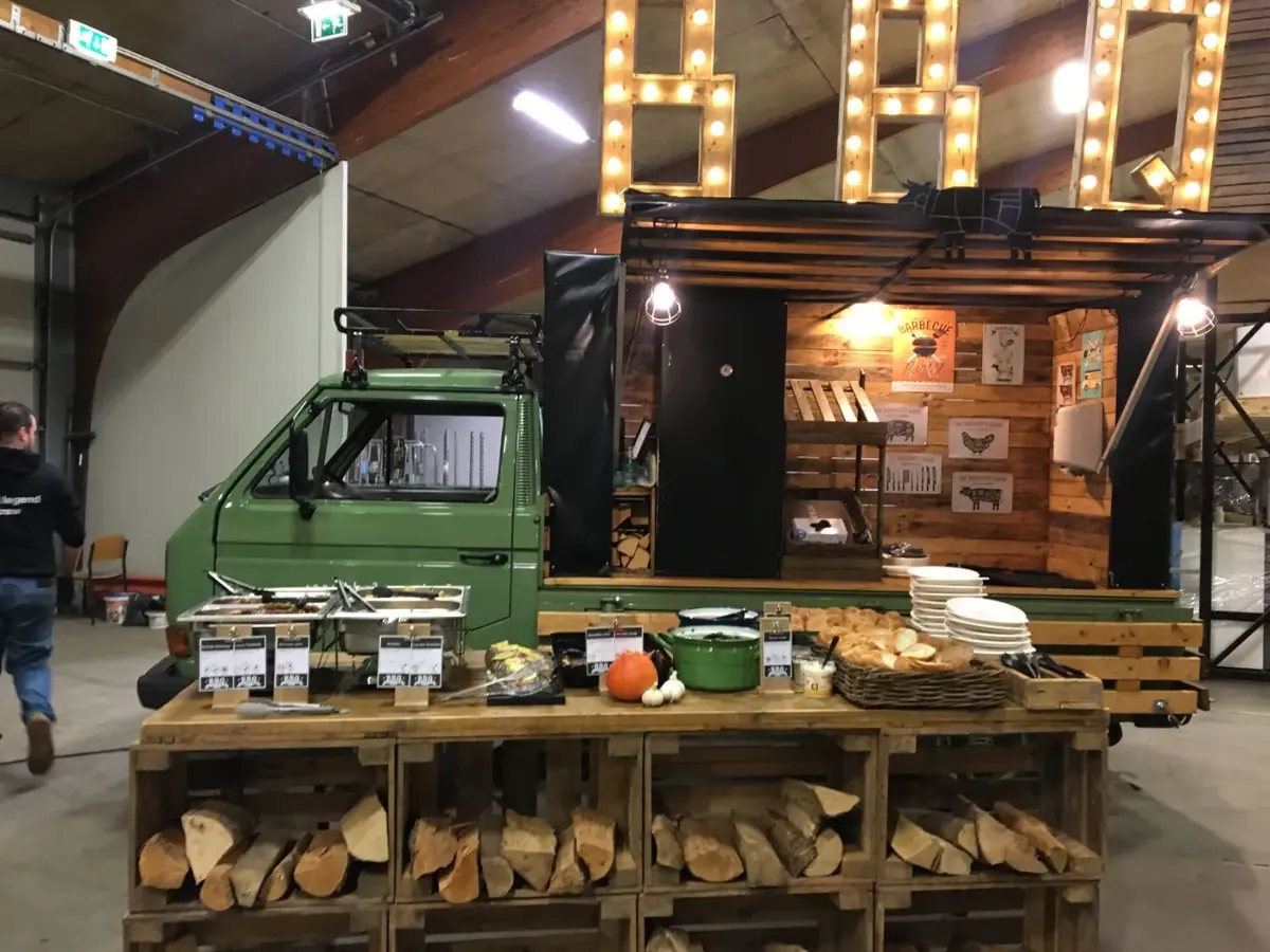 Het BBQ-buffet opgebouwd in thema