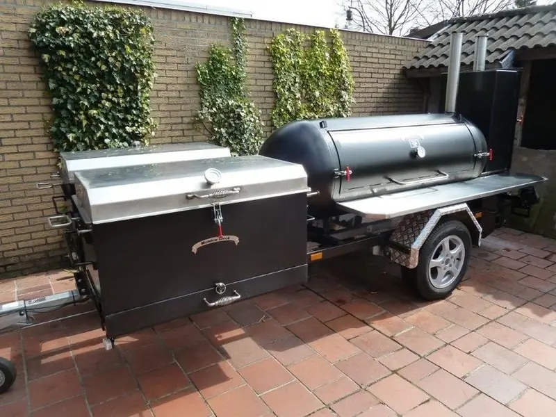 BBQ smoker on wheels, BBQ-foodtruck uit Noord-Brabant, te huur via Feestkarhuren.nl