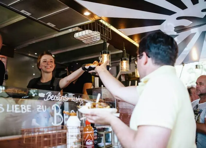 Berlin's Tasty Foodtruck, BBQ-foodtruck, te huur via Feestkarhuren.nl