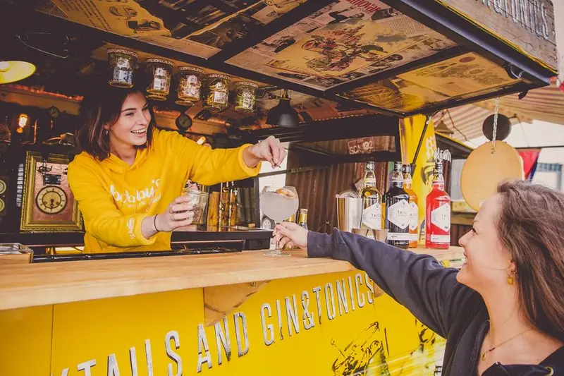 Bobby's On The Road Cocktailbus, mobiele cocktailbar, te huur via Feestkarhuren.nl