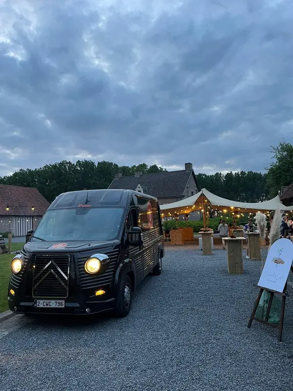 Bossuwé Mobiele frituren, frietfoodtruck uit Antwerpen, te huur via Feestkarhuren.nl