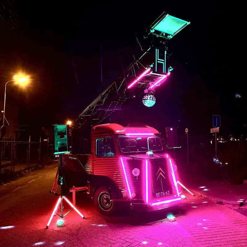 Brandweer DJ Bus 'Get HY on our supply, DJ-booth op wielen, te huur via Feestkarhuren.nl