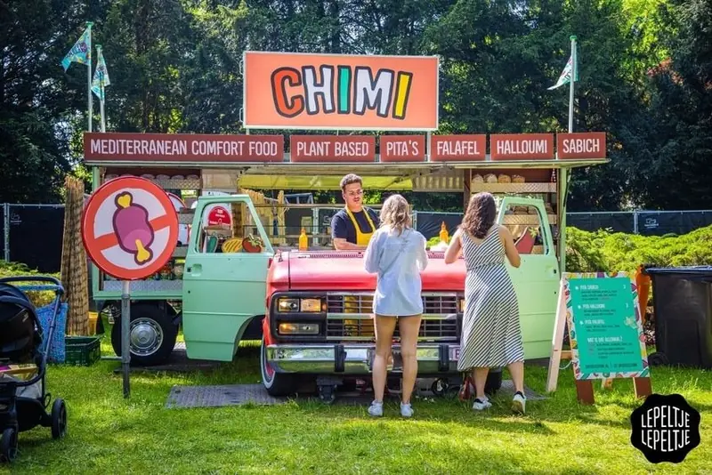 Broodje CHIMI (Pita's), DJ-booth op wielen uit Utrecht, te huur via Feestkarhuren.nl