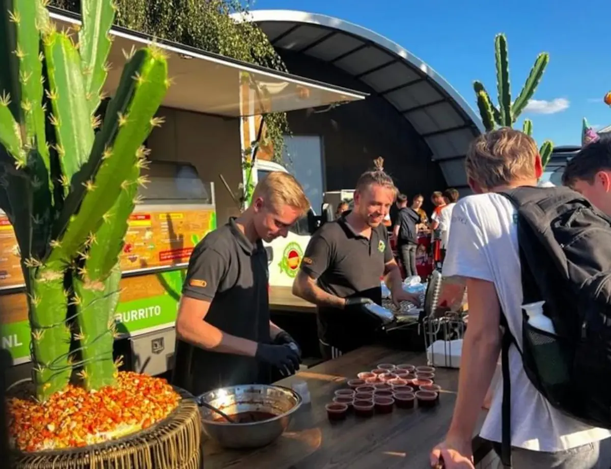 Het team aan de toonbank op een event