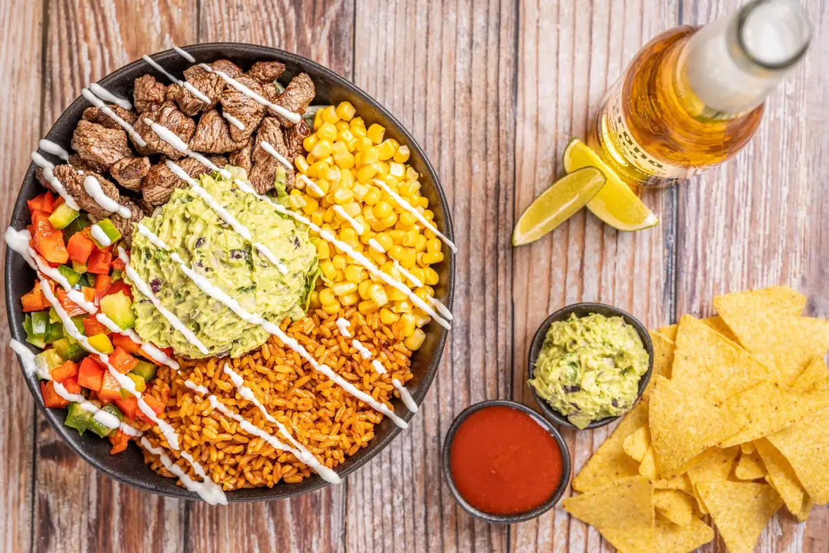 Een bowl met nacho’s