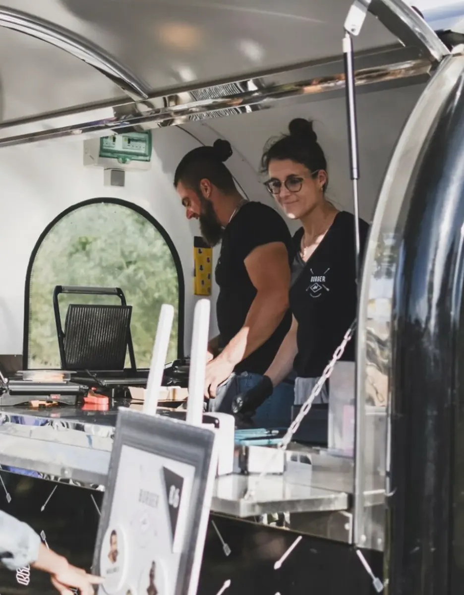 Eva en Yoren aan het werk in de BurgerArt-truck, te huur via Feestkarhuren.nl