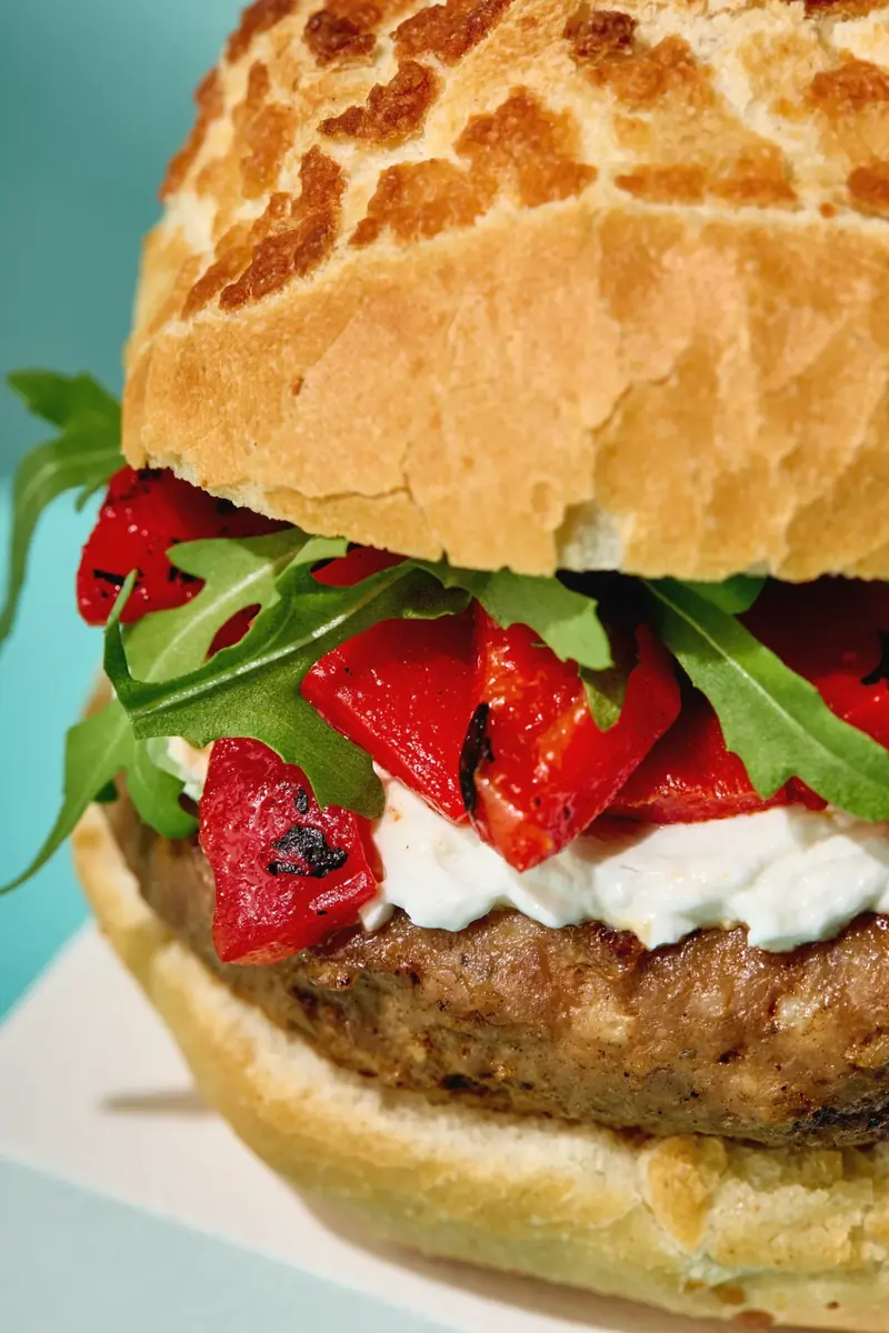 Burger met rucola en paprika