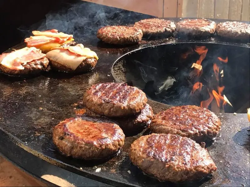 Burgers&Co, burgertruck uit Antwerpen, te huur via Feestkarhuren.nl