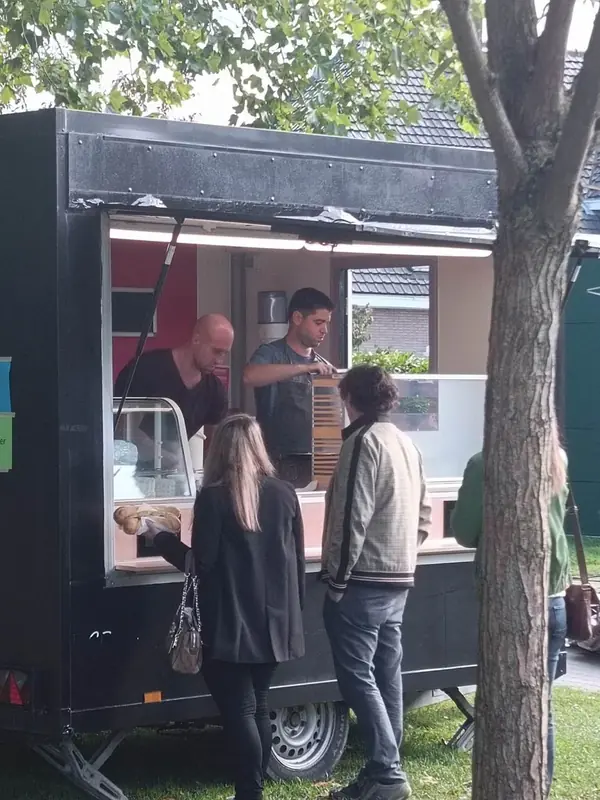 Burgers en snacks, burgertruck uit Antwerpen, te huur via Feestkarhuren.nl