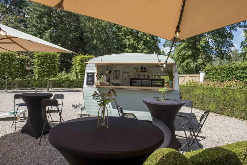 Caravan Antoine, koffiebar op wielen uit Oost-Vlaanderen, te huur via Feestkarhuren.nl
