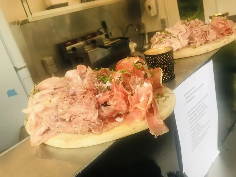 Catering Amor Por La Comida, BBQ-foodtruck, te huur via Feestkarhuren.nl