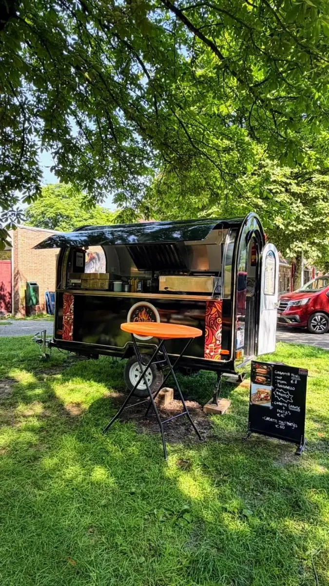 De zwarte foodtruck van Chimiz, te huur via Feestkarhuren.nl