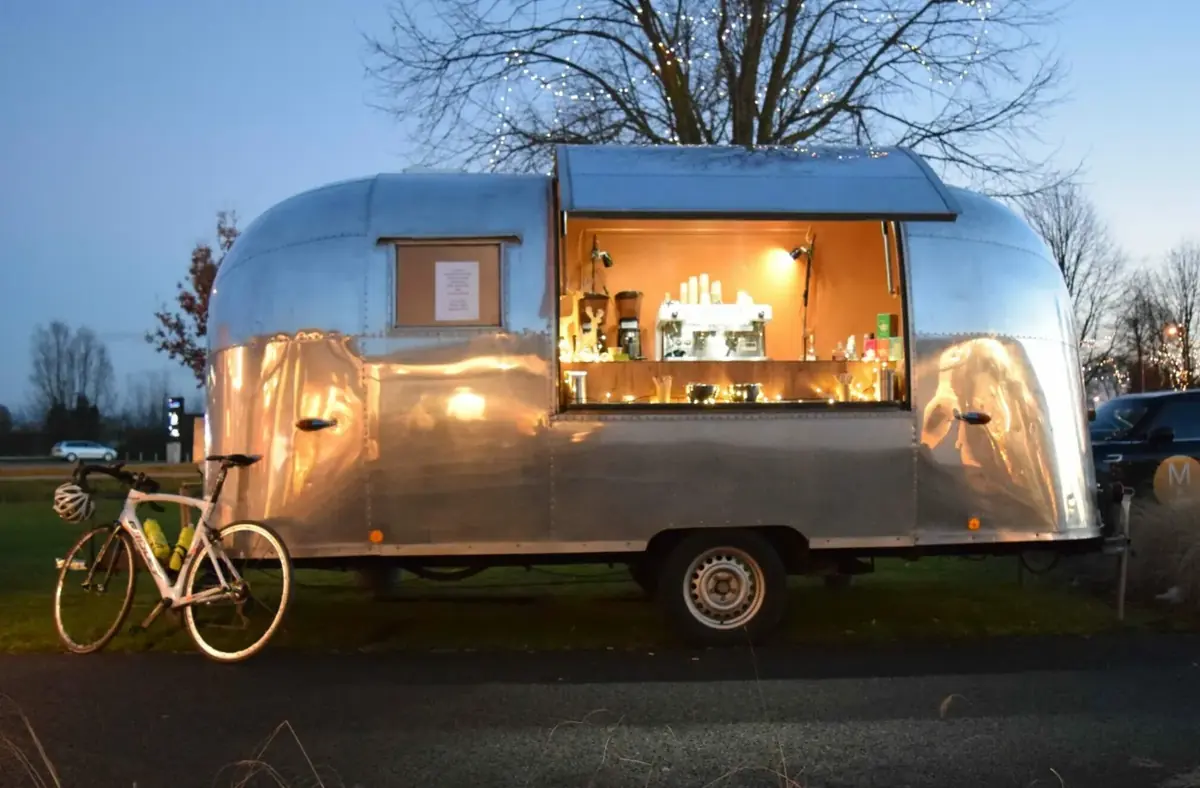 De Airstream van Coffee Bar On Wheels, te huur via Feestkarhuren.nl