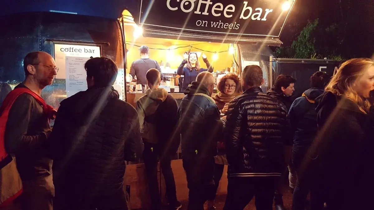 Gasten aan de koffiebar op een avondevent