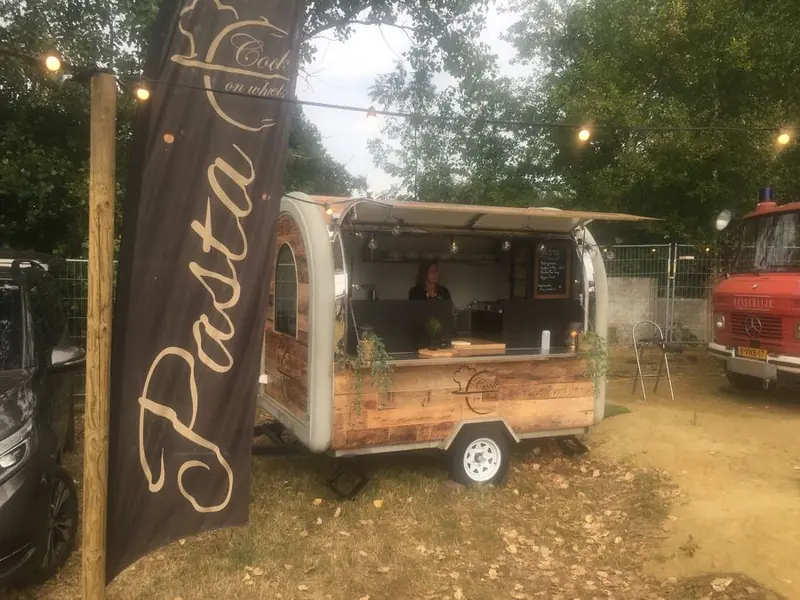 Cook On Wheels, pastafoodtruck uit Antwerpen, te huur via Feestkarhuren.nl