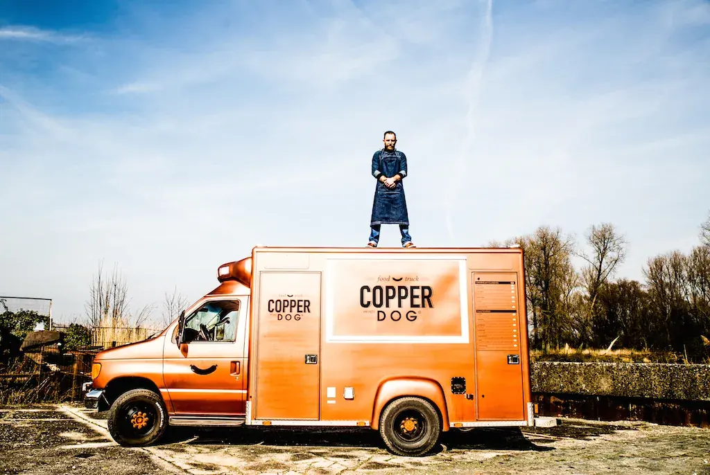 De oranje COPPERDOG-truck, te huur via Feestkarhuren.nl