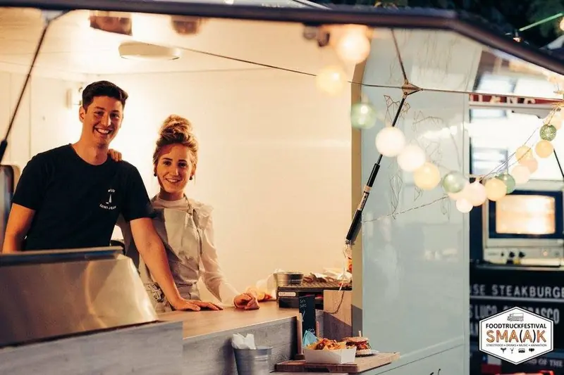 Cosy World, ijsfoodtruck uit Limburg (NL), te huur via Feestkarhuren.nl