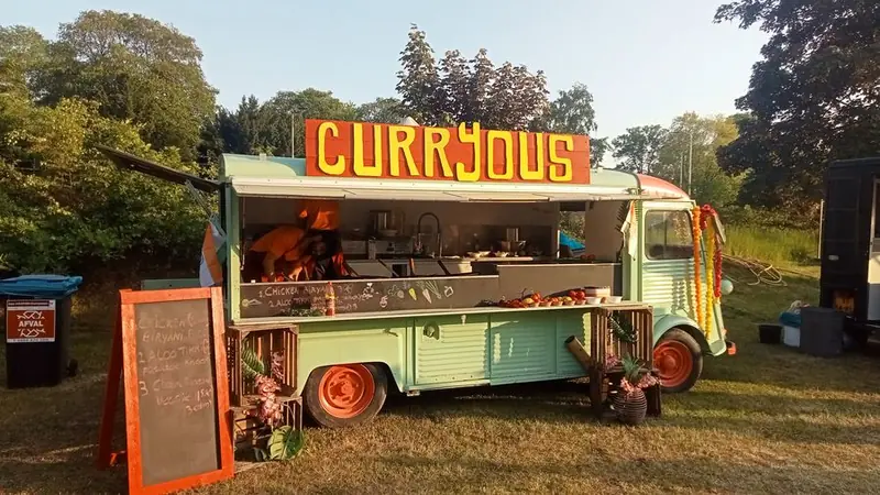 CURRYOUS, Aziatische foodtruck, te huur via Feestkarhuren.nl