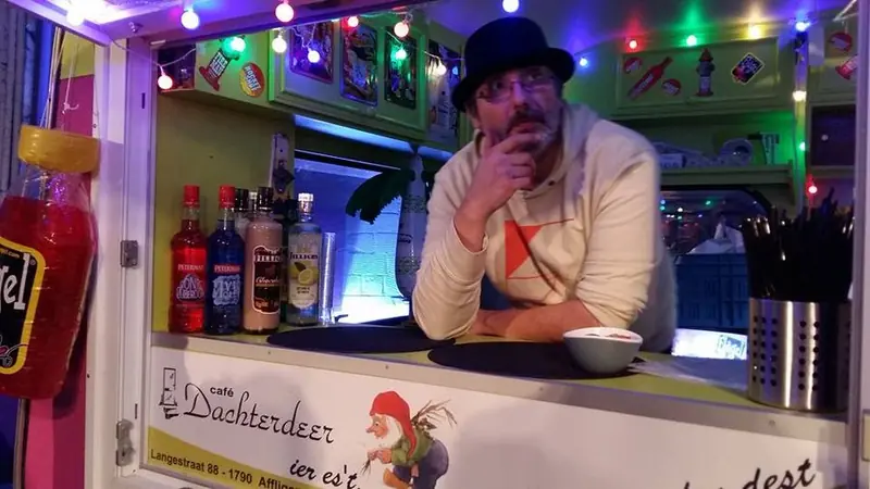 Dachterdeer Op Den Boemel, koffiebar op wielen uit Antwerpen, te huur via Feestkarhuren.nl