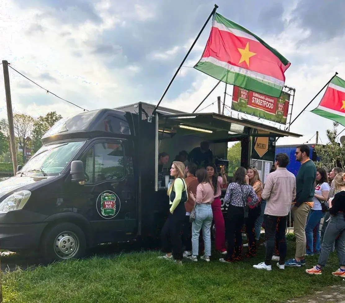 Gasten bij de Barabus op een festival
