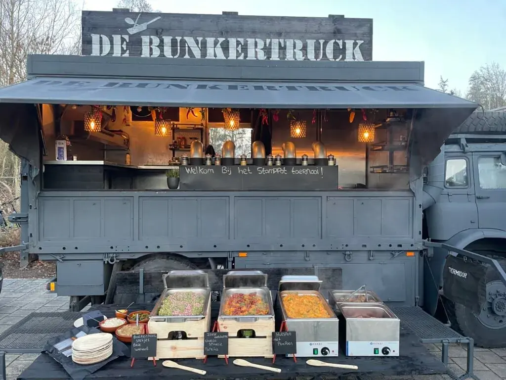 De Bunkertruck met buffet op een evenement