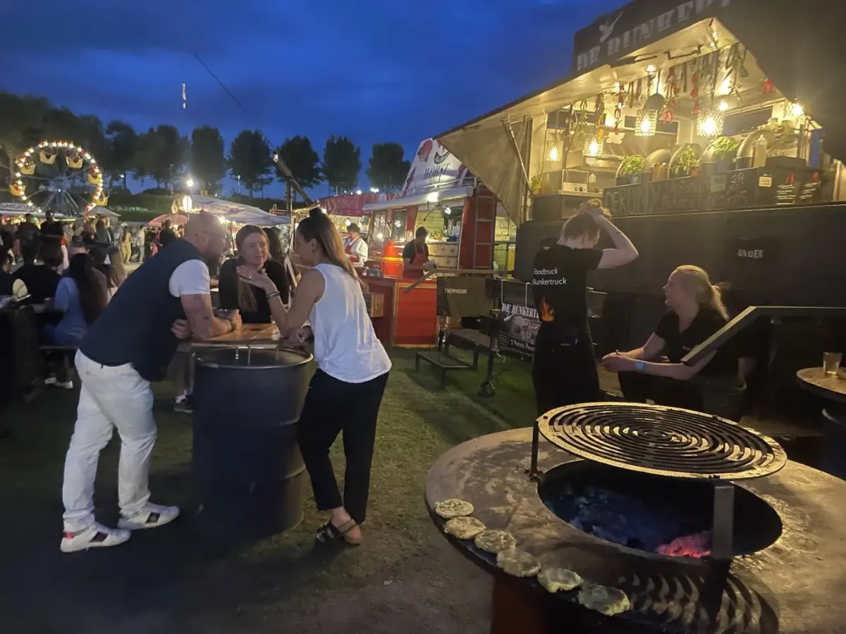 Avondsfeer met gasten bij de Bunkertruck
