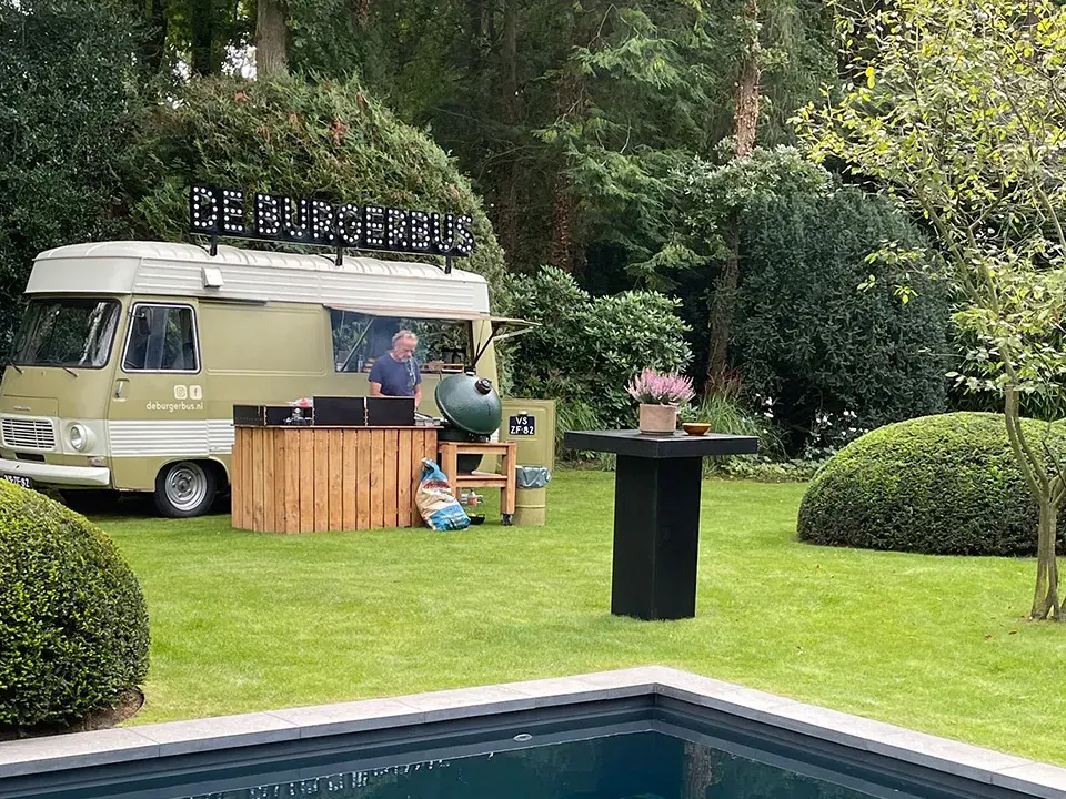 De Burgerbus in een tuin, te huur via Feestkarhuren.nl